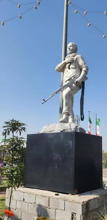  تندیس شهید مدافع حرم مهدی بیدی واقع در میدان شهید مهدی بیدی 