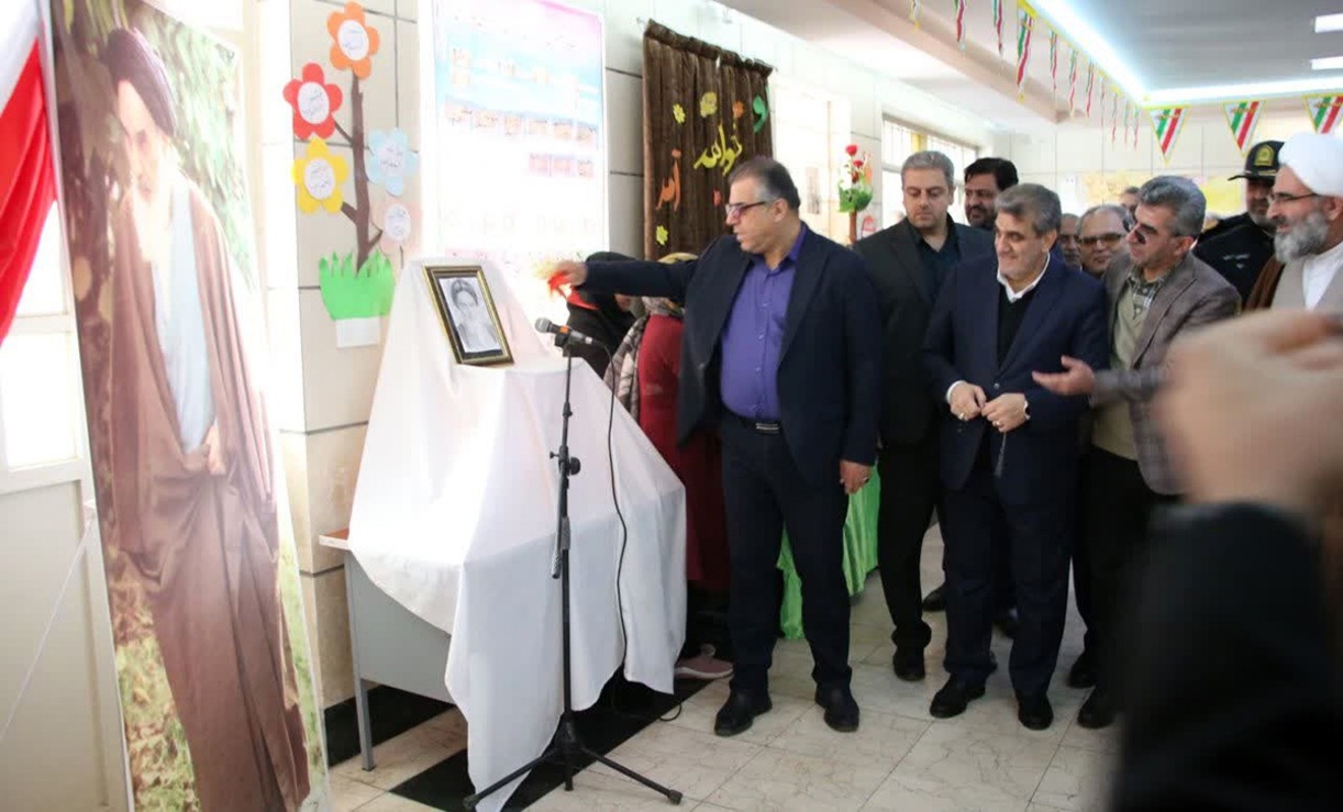 آیین نواختن زنگ انقلاب- دوازدهم بهمن‌ماه ۱۴۰۴ آموزشگاه دخترانه حکیم الهی شهرستان سمنان