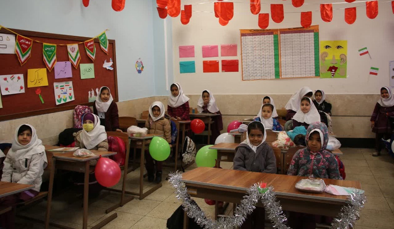 آیین نواختن زنگ انقلاب- دوازدهم بهمن‌ماه ۱۴۰۴ آموزشگاه دخترانه حکیم الهی شهرستان سمنان