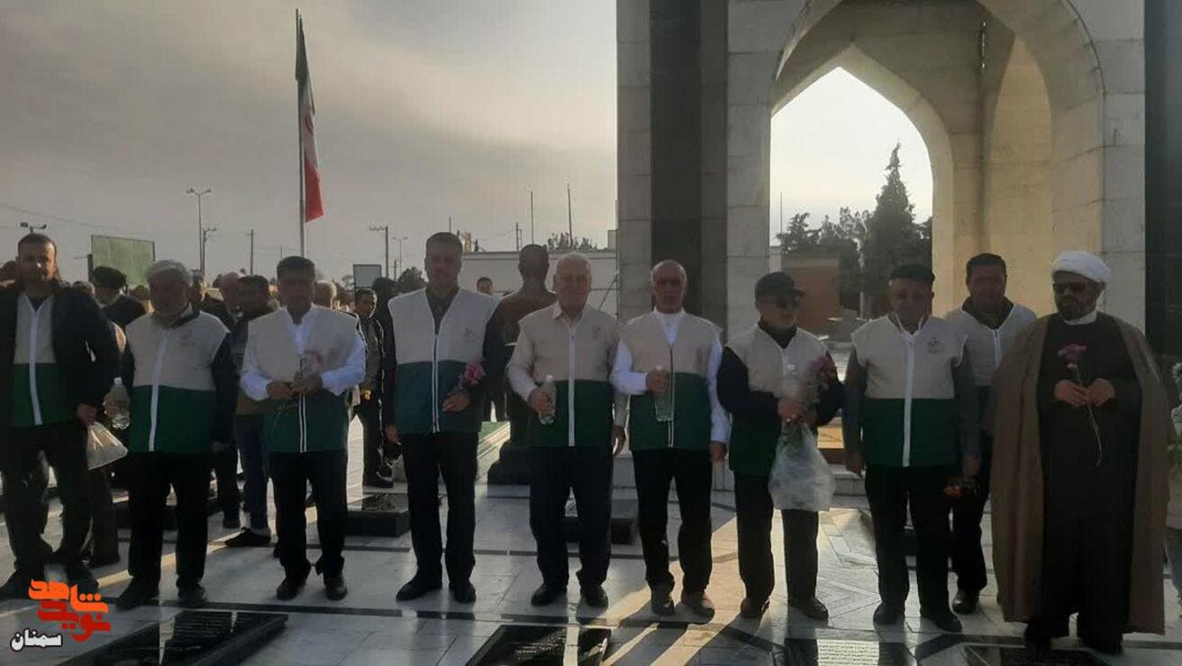 عطرافشانی و غبارروبی مزار مطهر شهدا- هفدهم بهمن‌ماه ۱۴۰۴ گلزار شهدای فردوس‌رضای شهرستان دامغان