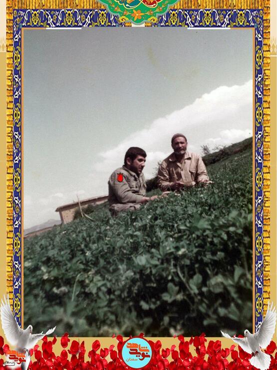 نفر سمت چپ شهید محمود کشاورزیان