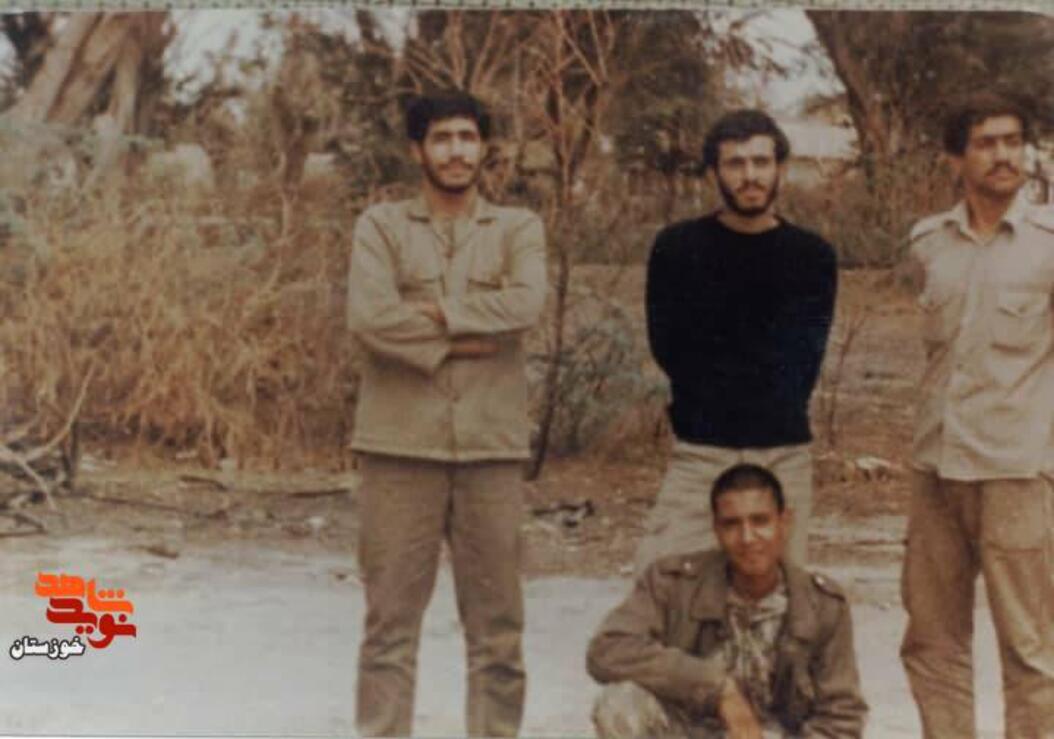 از راست
شهید عباس بنی مسنی، شهید جواد زائر بغلانیان، شهید جمشید محمودی
نشسته
هادی زائر بغلانیان