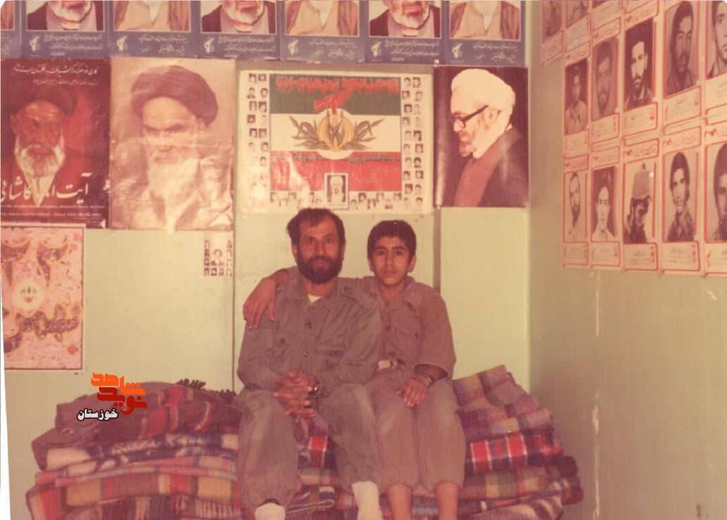 شهید حاج عبدالجلیل نصاری و مهدی عبدالجلیل نصاری
مقر دژبانی سپاه آبادان دانشکده نفت
۱۳۶۳