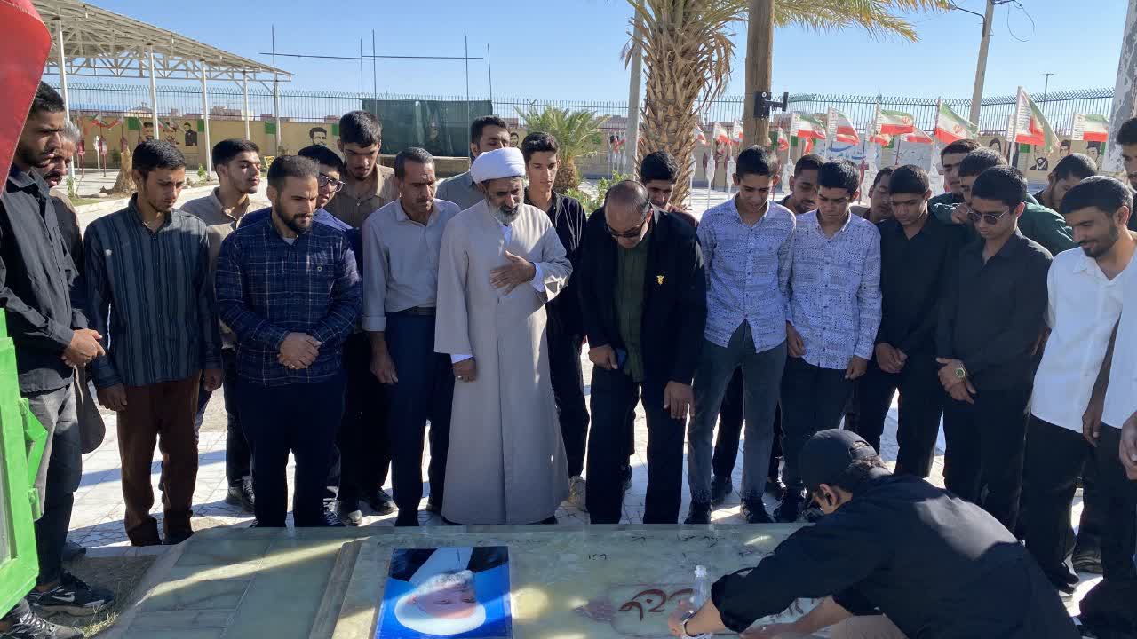 تور مزارشناسی «رفیق شهیدم» با حضور ۳۴ بسیجی در گلزار شهدای زابل برگزار شد تور مزارشناسی «رفیق شهیدم» با حضور ۳۴ بسیجی در گلزار شهدای زابل برگزار شد
