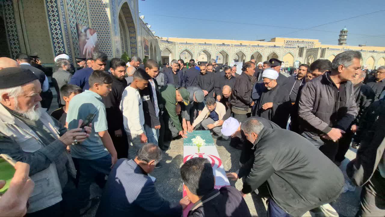 اقامه نماز و طواف پیکر مطهر جانباز شهید «محمدحسن نیکعیش» در حرم مطهر رضوی اقامه نماز و طواف پیکر مطهر جانباز شهید «محمدحسن نیکعیش» در حرم مطهر رضوی
