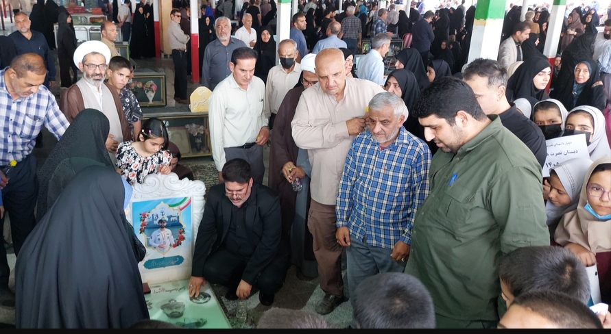 گزارش تصویری/ عطرافشانی و گل افشانی مزار ۷۴ شهید مدرسه پیروز بهبهان