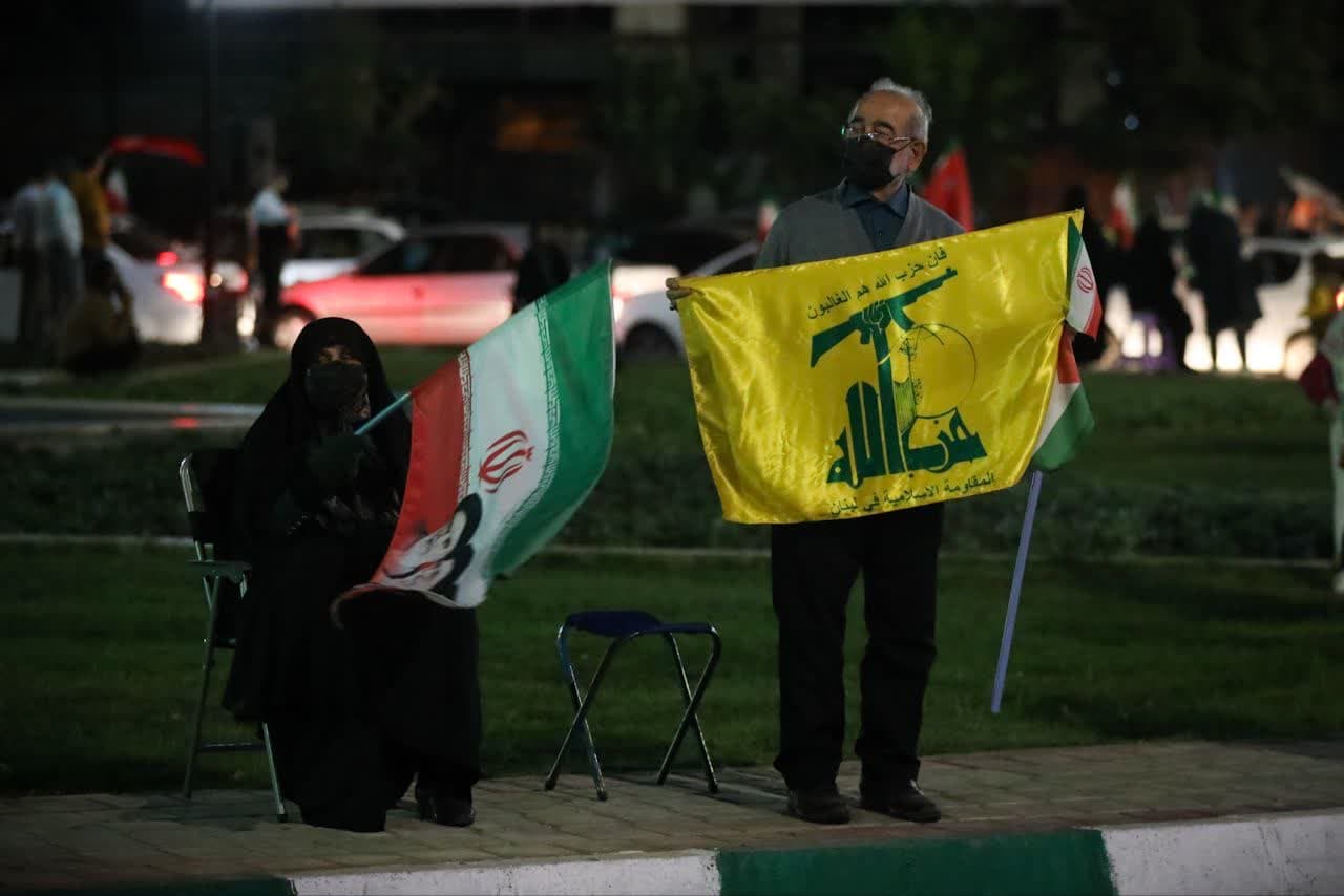 تجمع و پرچمگردانی مردمی در میدانهای قزوین تجمع و پرچمگردانی مردمی در میدانهای قزوین