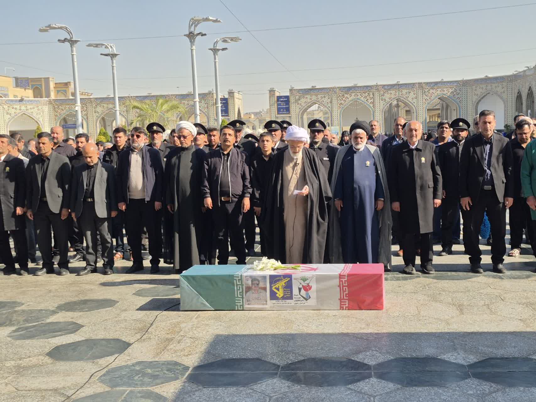 اقامه نماز و طواف پیکر مطهر جانباز شهید «محمدحسن نیکعیش» در حرم مطهر رضوی اقامه نماز و طواف پیکر مطهر جانباز شهید «محمدحسن نیکعیش» در حرم مطهر رضوی