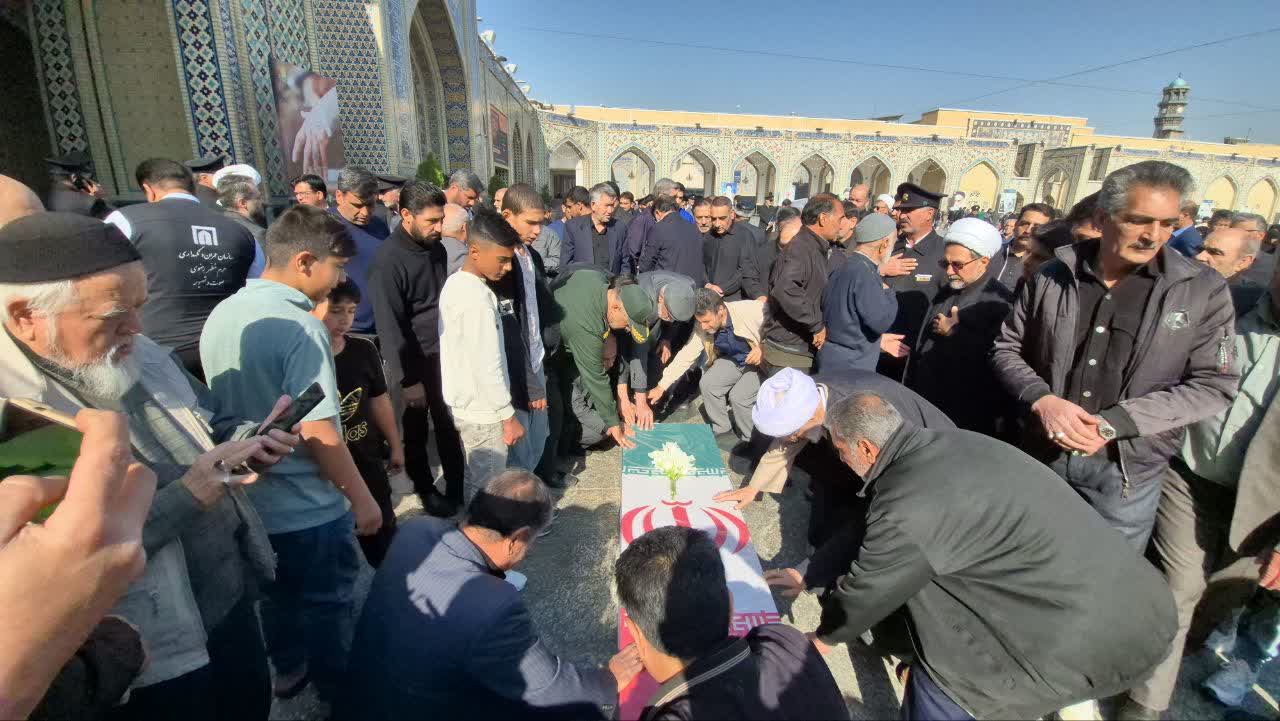 اقامه نماز و طواف پیکر مطهر جانباز شهید «محمدحسن نیکعیش» در حرم مطهر رضوی اقامه نماز و طواف پیکر مطهر جانباز شهید «محمدحسن نیکعیش» در حرم مطهر رضوی