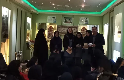بازدید دانش‌آموزان مدرسه دخترانه اندیشه از موزه شهدای اردبیل+ عکس