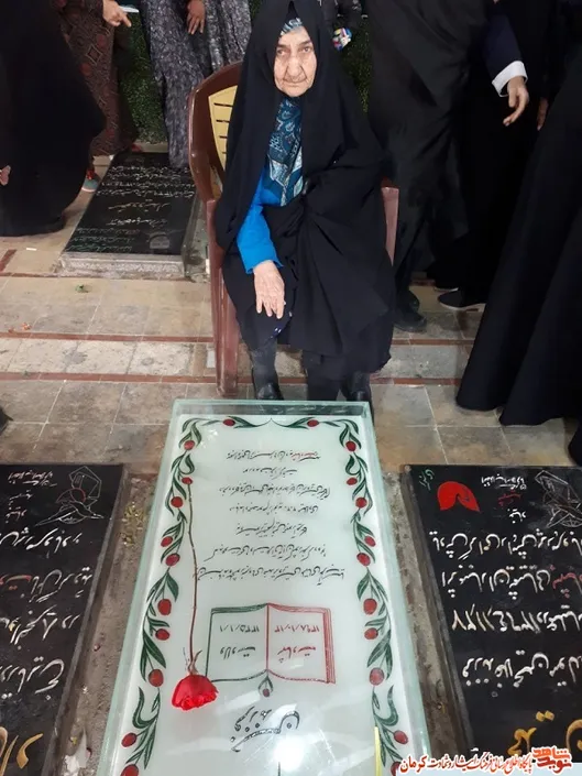 تصویر/ حضور مادر شهیدان محمدآبادی بر مزار «سردار سلیمانی»