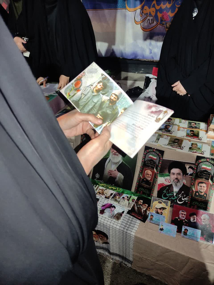 برپایی غرفه شهدایی خادمیاران کانون ایثار و شهادت نظرآباد در میدان سپاه...