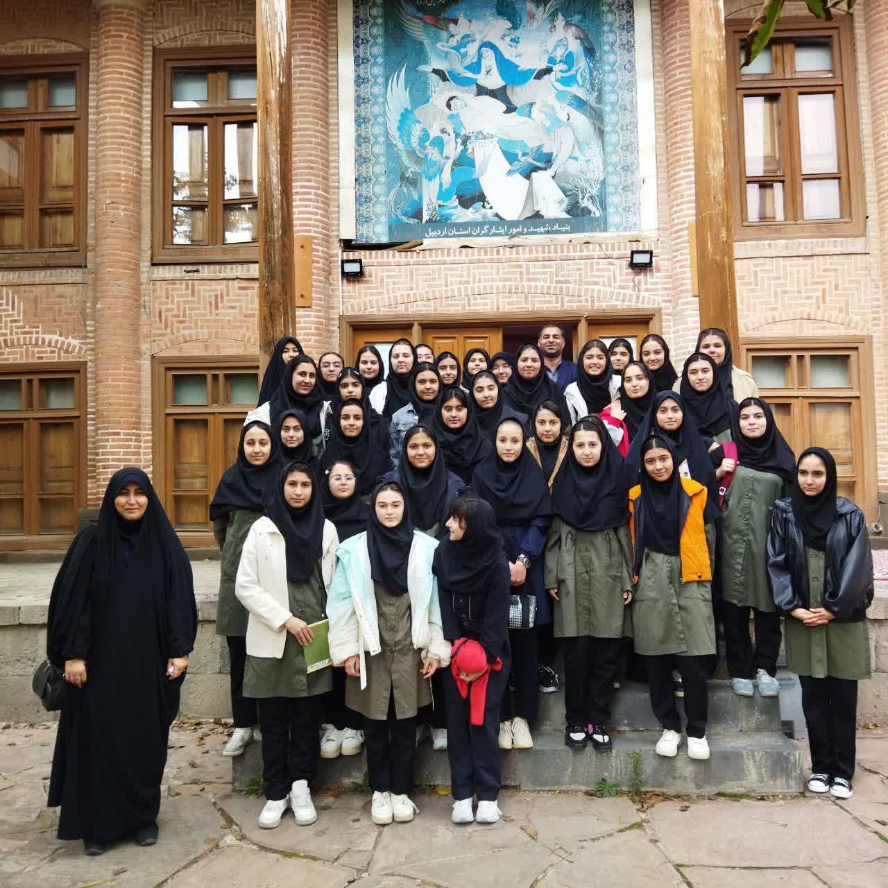 بازدید دانشآموزان مدرسه دخترانه الزهرا از موزه شهدای اردبیل+ عکس بازدید دانشآموزان مدرسه دخترانه الزهرا از موزه شهدای اردبیل+ عکس