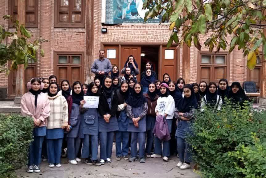 بازدید دانشآموزان مدرسه دخترانه اندیشه از موزه شهدای اردبیل+ عکس بازدید دانشآموزان مدرسه دخترانه اندیشه از موزه شهدای اردبیل+ عکس