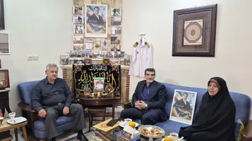 مسئولان بنیاد شهید قزوین از خانواده شهید «عزیزی» تجلیل کردند