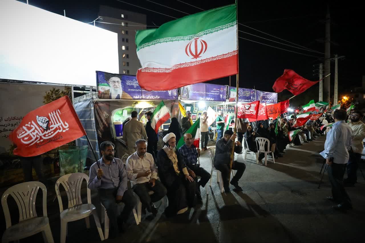 تجمع و پرچمگردانی مردمی در میدانهای قزوین تجمع و پرچمگردانی مردمی در میدانهای قزوین