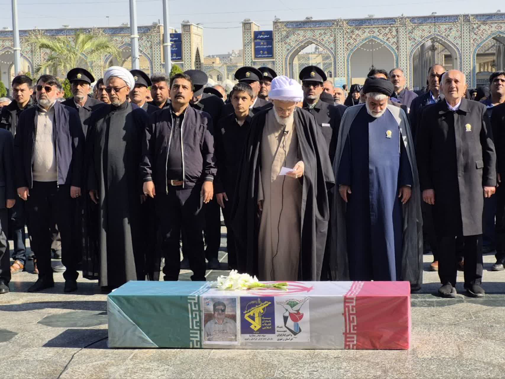 اقامه نماز و طواف پیکر مطهر جانباز شهید «محمدحسن نیکعیش» در حرم مطهر رضوی اقامه نماز و طواف پیکر مطهر جانباز شهید «محمدحسن نیکعیش» در حرم مطهر رضوی