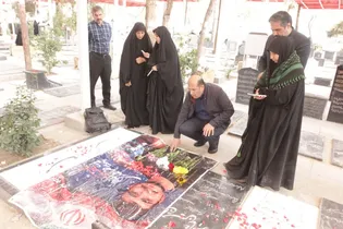 مدیرکل بنیاد شهید تهران بزرگ بر مزار شهید «آرمان...