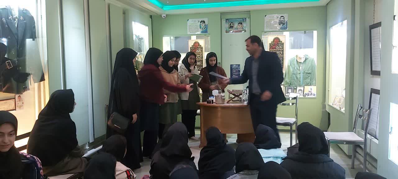 بازدید دانشآموزان مدرسه دخترانه الزهرا از موزه شهدای اردبیل+ عکس بازدید دانشآموزان مدرسه دخترانه الزهرا از موزه شهدای اردبیل+ عکس