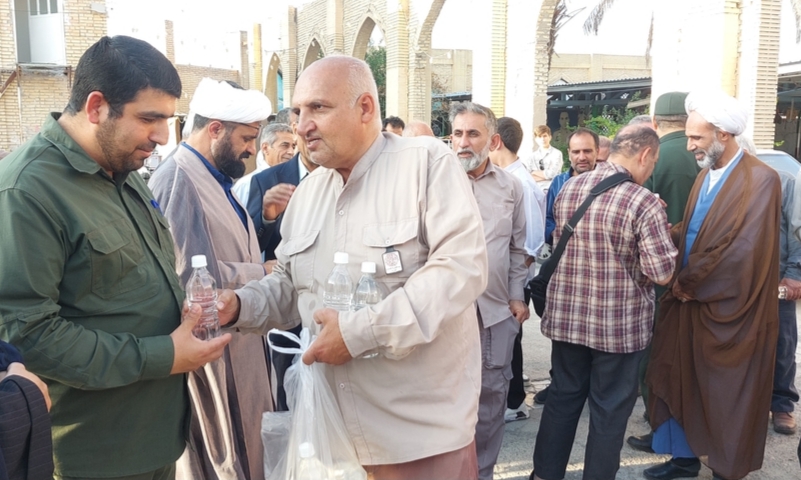 گزارش تصویری/ عطرافشانی و گل افشانی مزار ۷۴ شهید مدرسه پیروز بهبهان