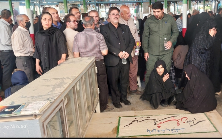 گزارش تصویری/ عطرافشانی و گل افشانی مزار ۷۴ شهید مدرسه پیروز بهبهان