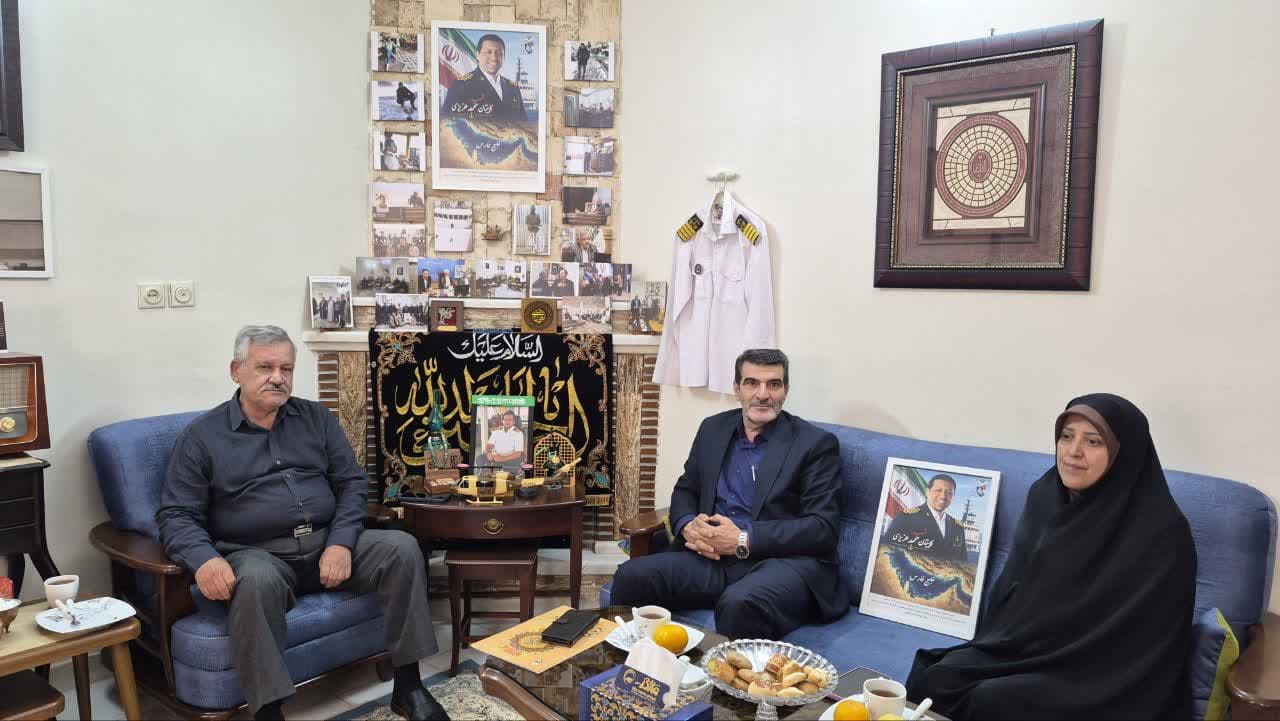 مسئولان بنیاد شهید قزوین با خانواده کاپیتان شهید محمد عزیزی دیدار کردند مسئولان بنیاد شهید قزوین با خانواده کاپیتان شهید محمد عزیزی دیدار کردند